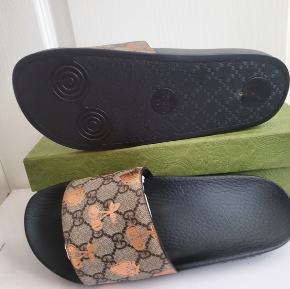 Brand new GUCCI  Supreme Fruit Print Slides - Picture 5 of 7